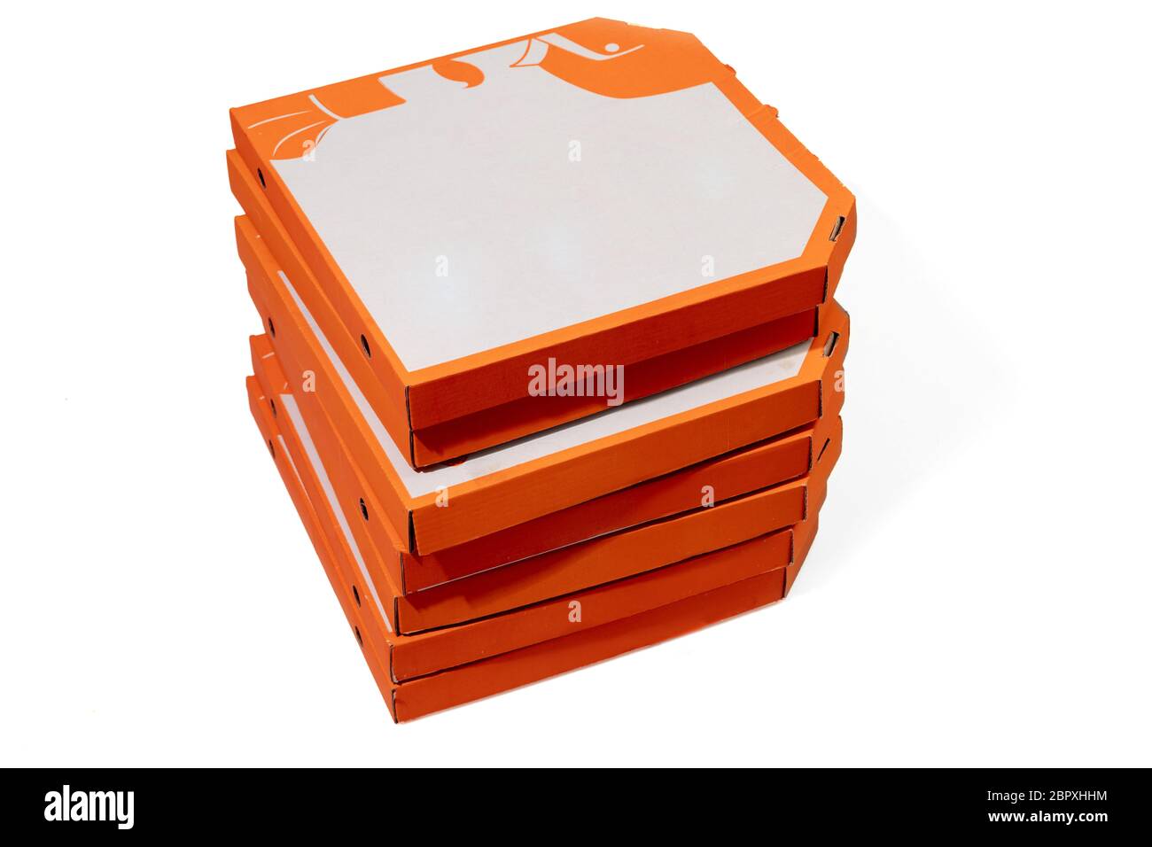 Primo piano di scatole di cartone arancione per pizza isolato su sfondo bianco studio con copyspace. Cibo e alimentazione veloci e tradizionali, imballaggio per la consegna, scatole per la spedizione, trasporto. Foto Stock
