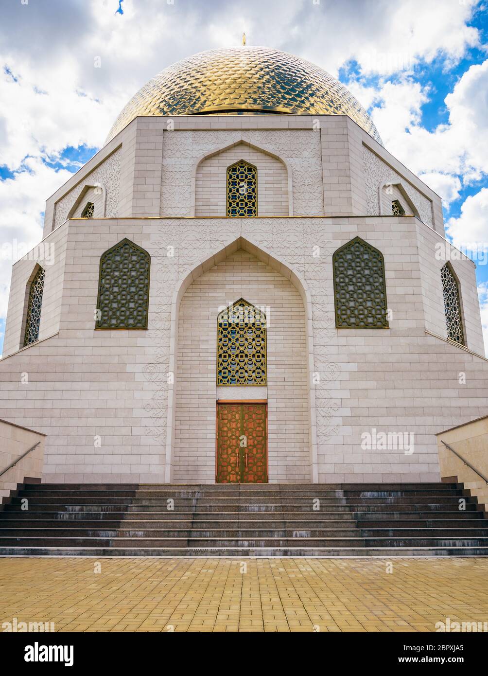 Il segno memoriale dedicato alla adozione di Islam da Bulgars in 922. Facciata di edificio. Bolghar, Rusiia. Foto Stock