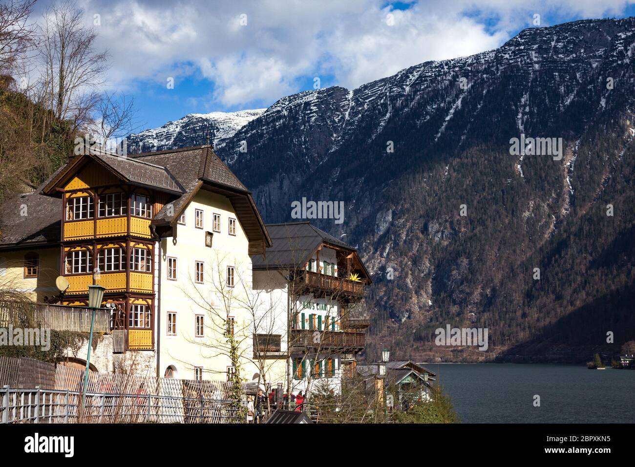 Hallstatt, Austria - 18 febbraio 2020: Bella vista delle case nel piccolo villaggio storico Hallstatt. Patrimonio mondiale dell'UNESCO, antichi archi europei Foto Stock