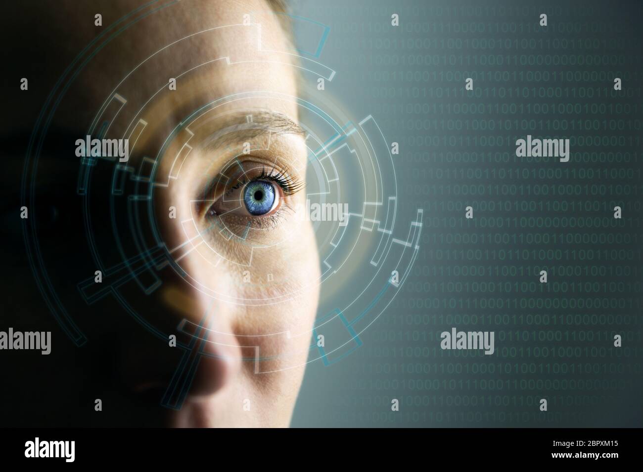 Alte tecnologie in futuro. Giovane donna's eye e high-tech di concetto, augmented reality display, wearable computing Foto Stock