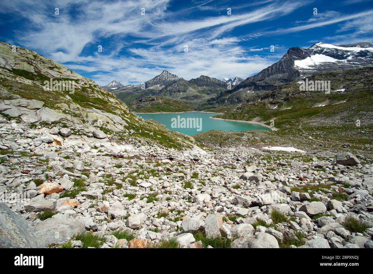 Paesaggio delle alpi, montagne nella parte anteriore del cielo blu Foto Stock