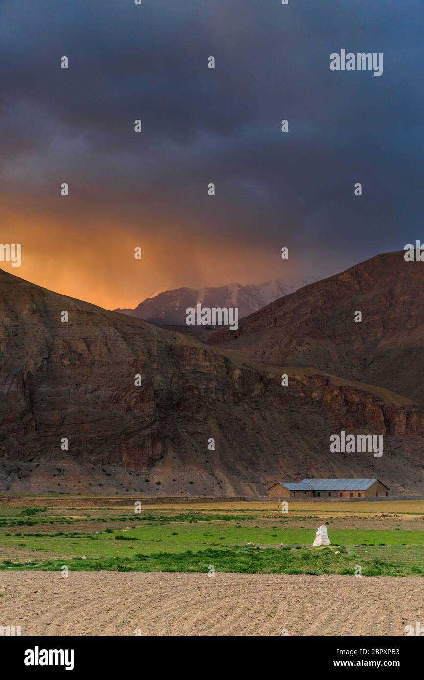 Nuvole drammatiche sull'Himalaya, Valle di Spiti, Himachal Pradesh, India Foto Stock