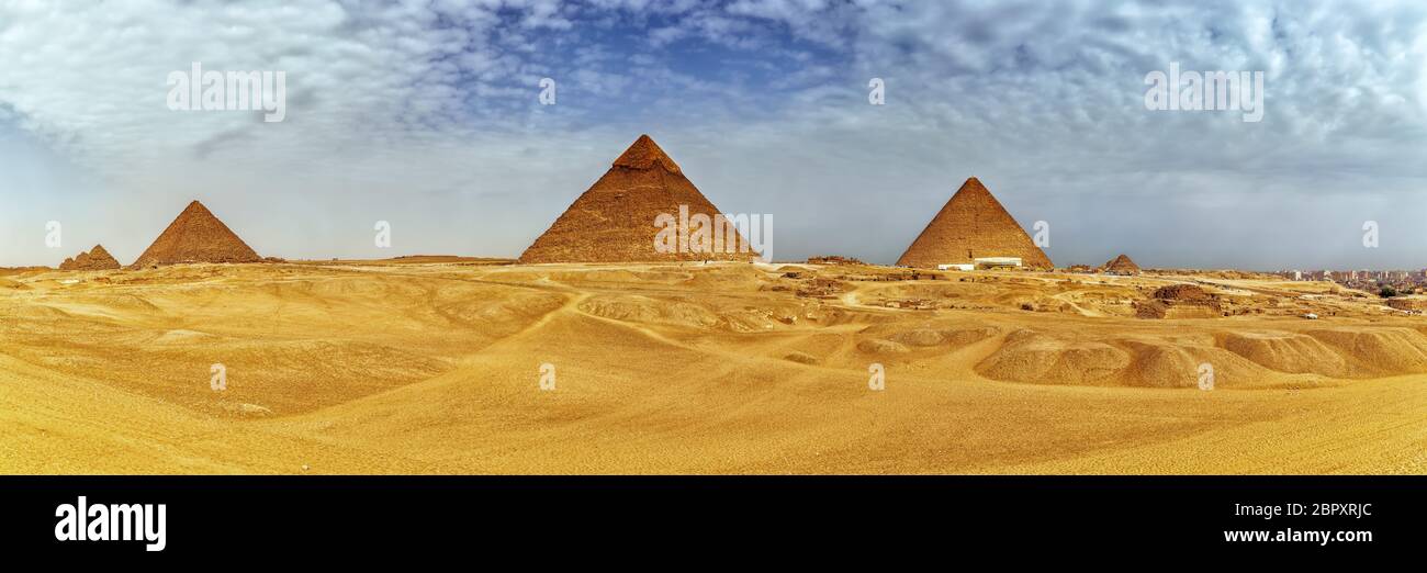 Panorama delle piramidi di Giza nel deserto, Egitto. Foto Stock