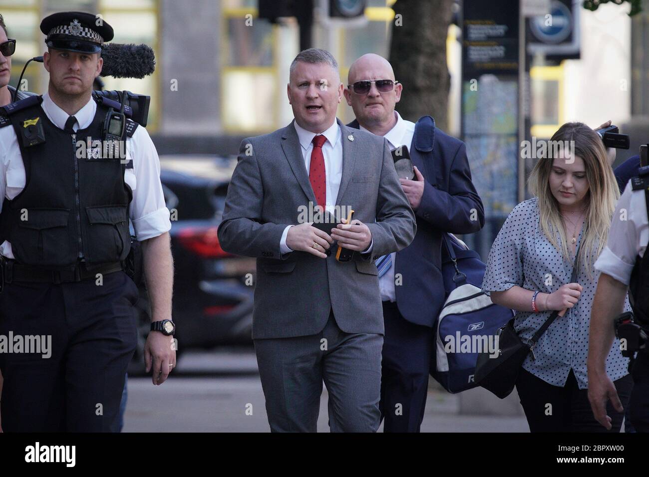 Londra, Regno Unito. 20 maggio 2020. Il primo leader britannico Paul Golding arriva alla corte di Westminster MagistratesÕ accusato di un reato ai sensi del programma 7 del Terrorism Act 2000 per aver rifiutato alla polizia antiterrorismo di accedere ai suoi dispositivi elettronici. Golding è stato fermato all'aeroporto di Heathrow nell'ottobre 2019 mentre rientrava da un viaggio al parlamento russo. Credit: Guy Corbishley/Alamy Live News Foto Stock