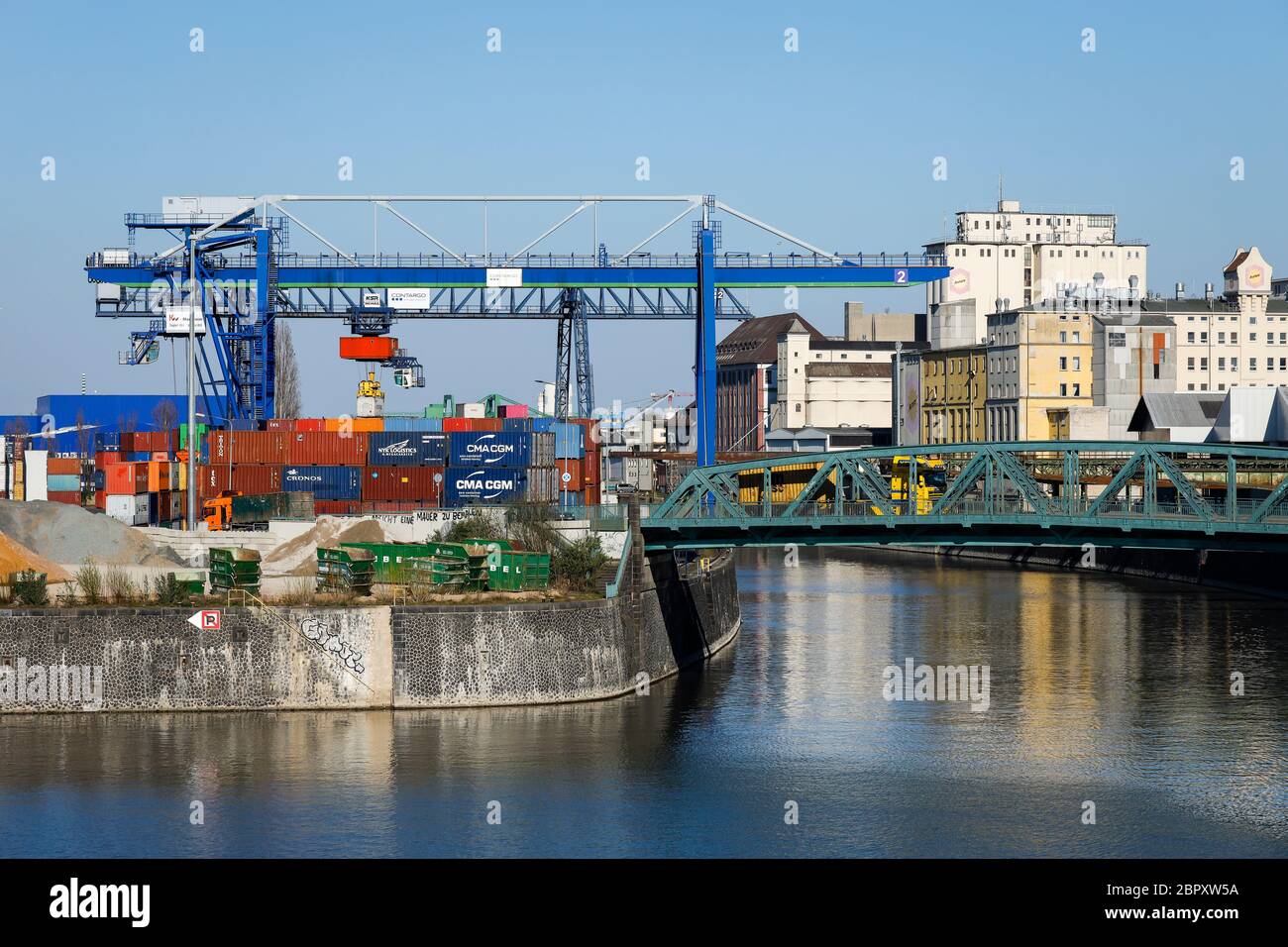 Francoforte sul meno, Assia, Germania - Porto di Francoforte, nave portuale di carico con container, porto interno nel distretto di Francoforte Foto Stock