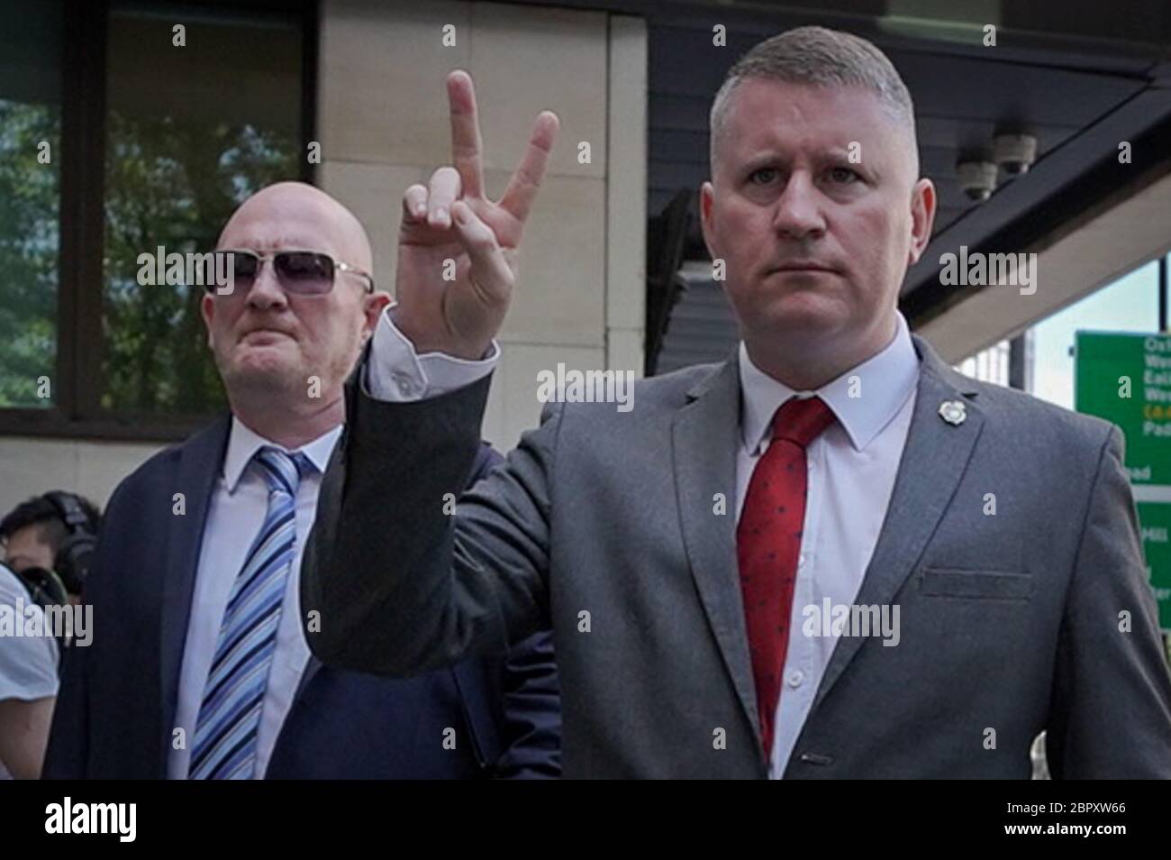 Londra, Regno Unito. 20 maggio 2020. Il primo leader britannico Paul Golding arriva alla corte dei Magistrati di Westminster accusato di un reato ai sensi del programma 7 del Terrorism Act del 2000 per aver rifiutato alla polizia antiterrorismo di accedere ai suoi dispositivi elettronici. Golding è stato fermato all'aeroporto di Heathrow nell'ottobre 2019 mentre rientrava da un viaggio al parlamento russo. Credit: Guy Corbishley/Alamy Live News Foto Stock