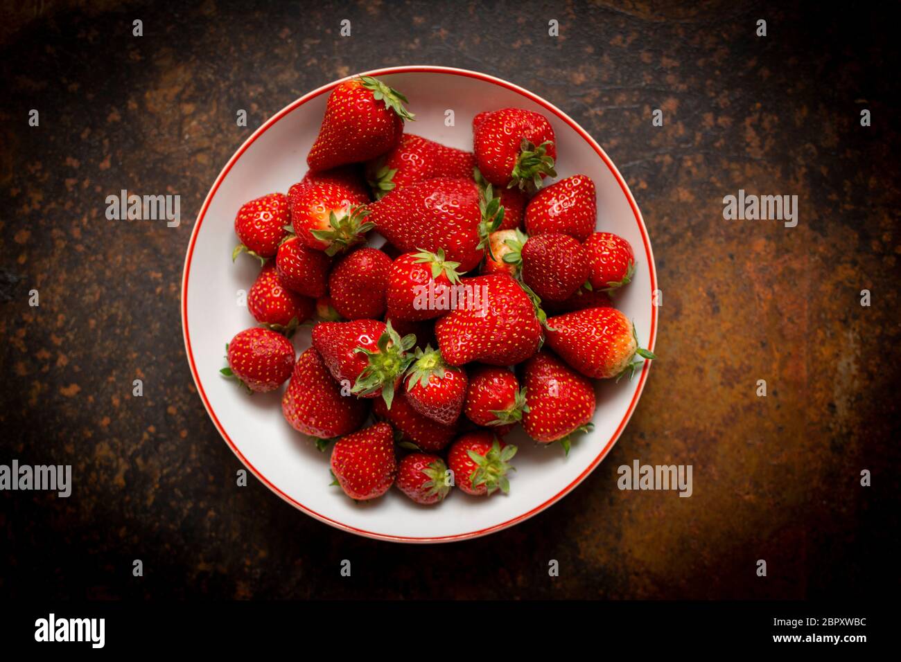 Fragole fresche e succose su un piatto Foto Stock