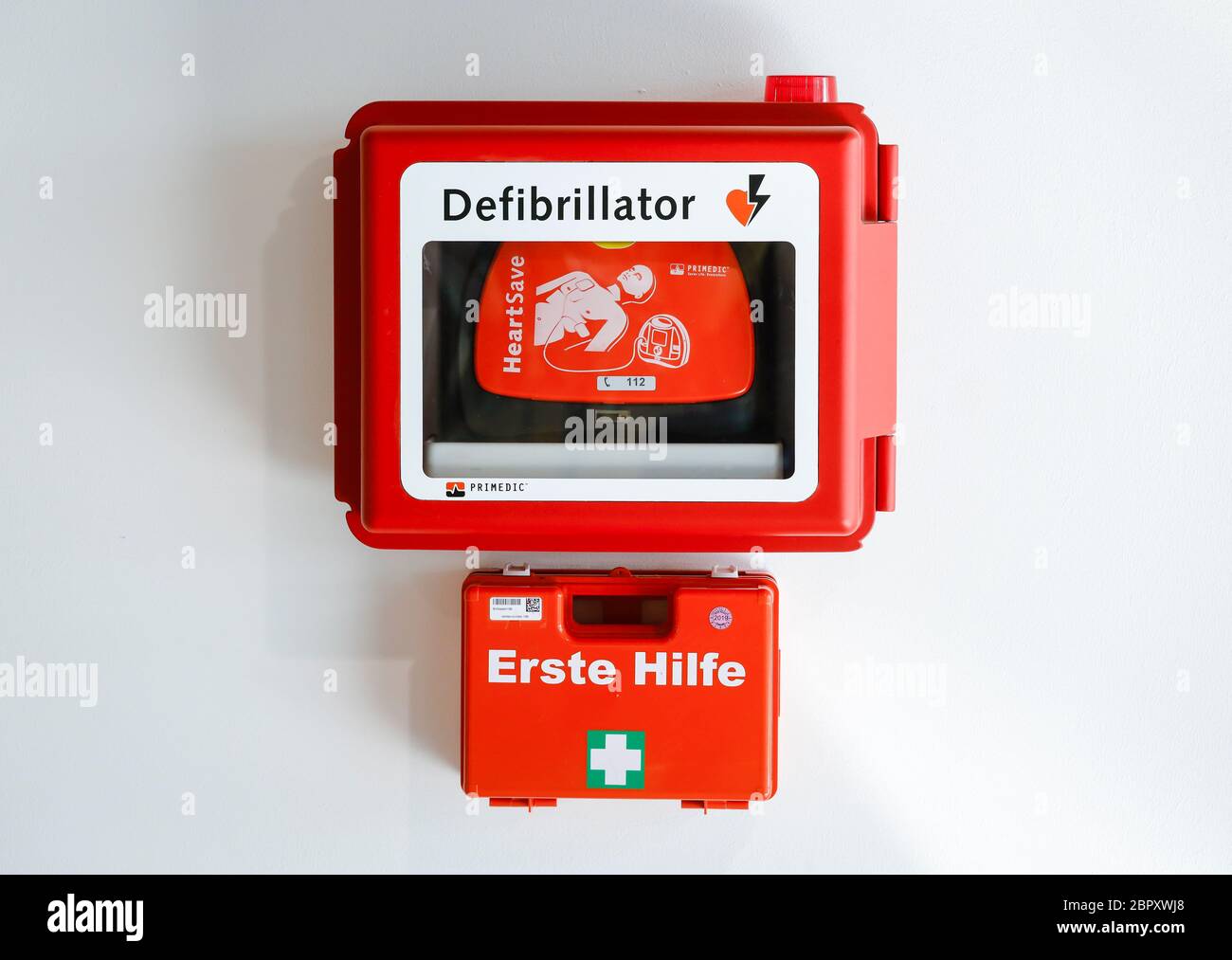 Duesseldorf, Renania Settentrionale-Vestfalia, Germania - il defibrillatore e il kit di pronto soccorso sono appesi su una parete nello spazio pubblico all'aeroporto di Duesseldorf. Duesseldo Foto Stock