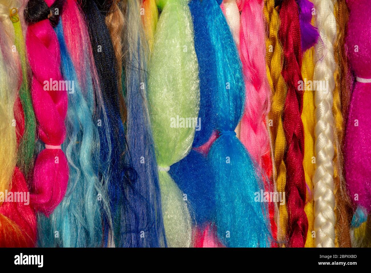 Full frame sfondo astratto che mostra un sacco di colorate le estensioni di capelli Foto Stock