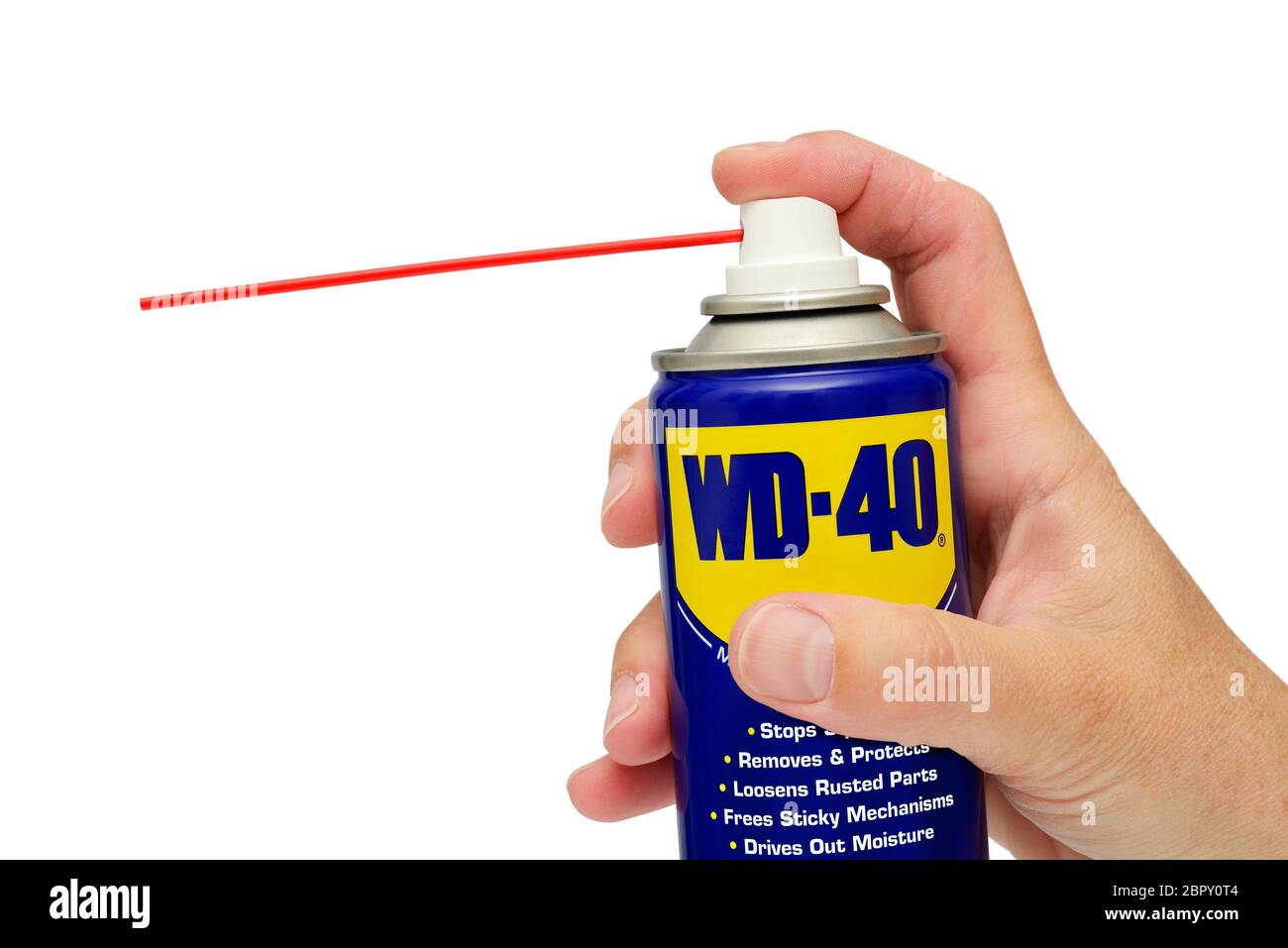 Il lubrificante WD 40 in uno spray può essere trattenuto su uno sfondo bianco Foto Stock