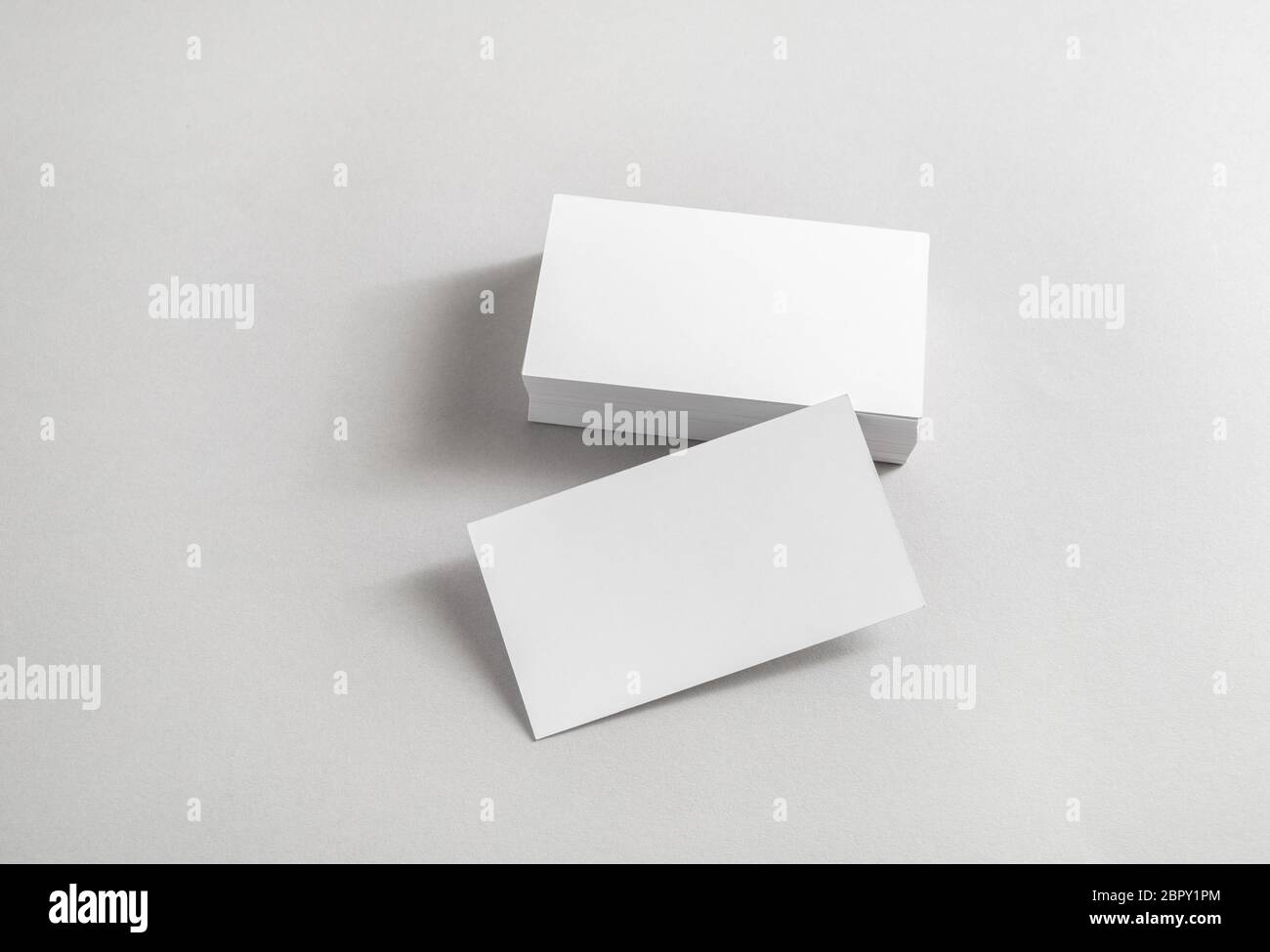 Foto di blank business cards su sfondo della carta. Modello per ID. Foto Stock