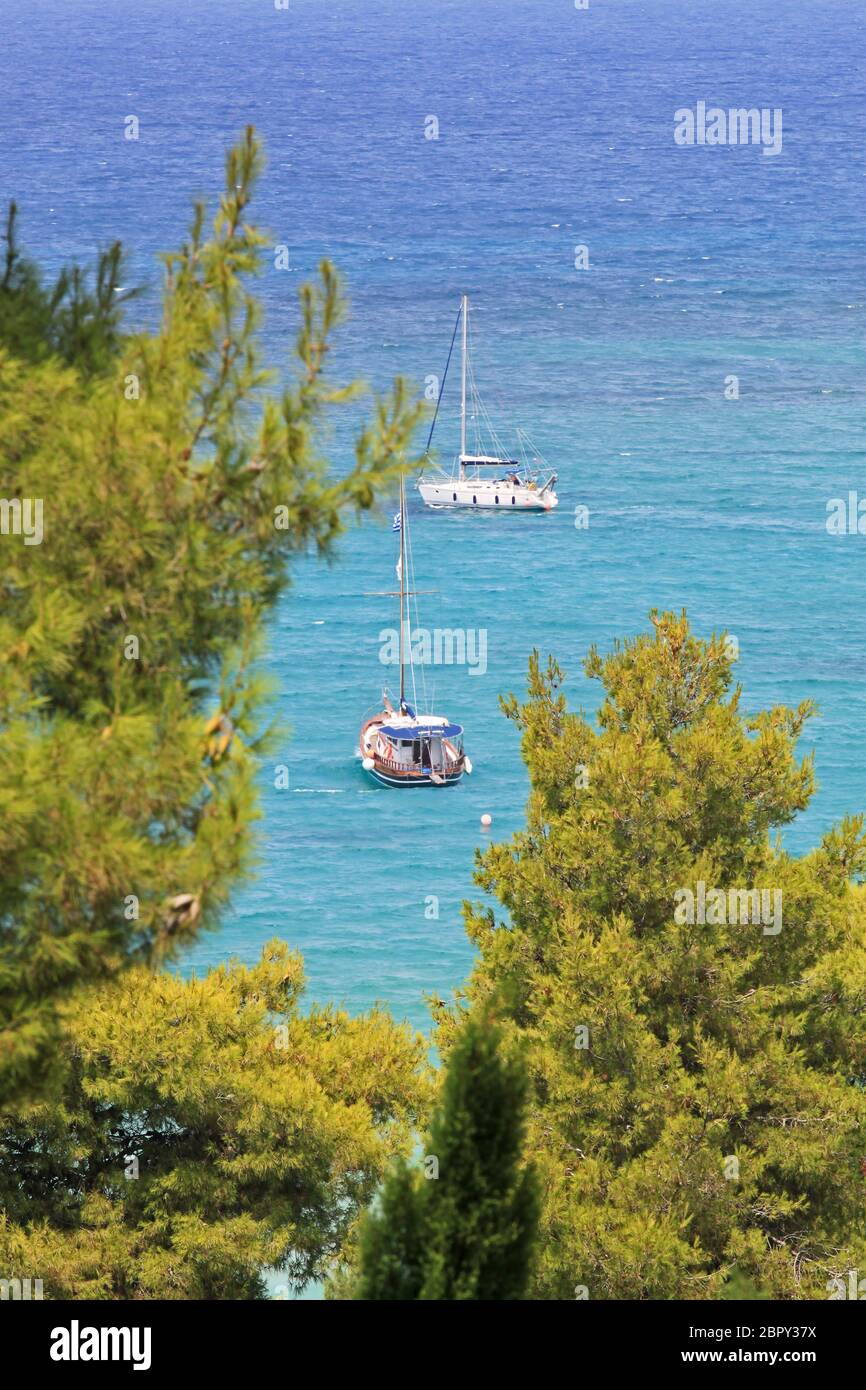 Sani, Halkidiki / Grecia - 6 agosto 2015: Barche da pesca. Sani Resort, Grecia. Attività acquatiche in mare. Foto Stock