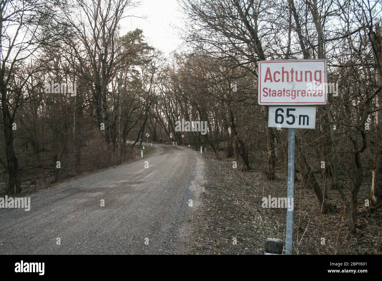 Segnaletica stradale che indica Achtung Staatgrenze, che significa confine con lo Stato di attenzione tedesco, in Austria, al confine con la repubblica Ceca, che indica il vicino Foto Stock