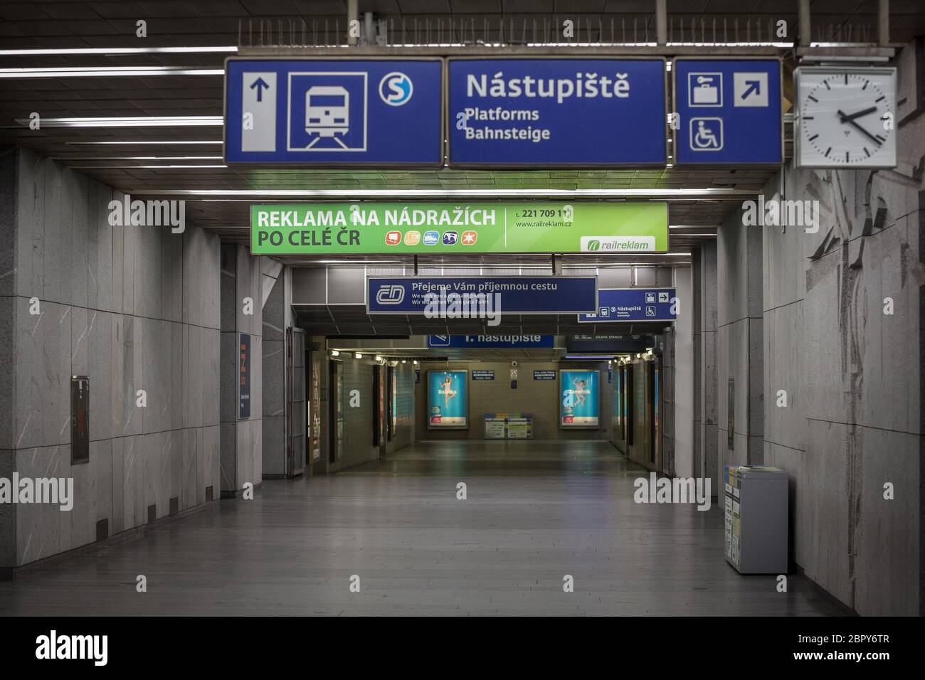 PRAGA, CZECHIA - 31 OTTOBRE 2019: Corridoio sotterraneo vuoto che conduce alle piattaforme della stazione ferroviaria di Nadrazi Holesovice, con loghi di Ceske Drahy Foto Stock