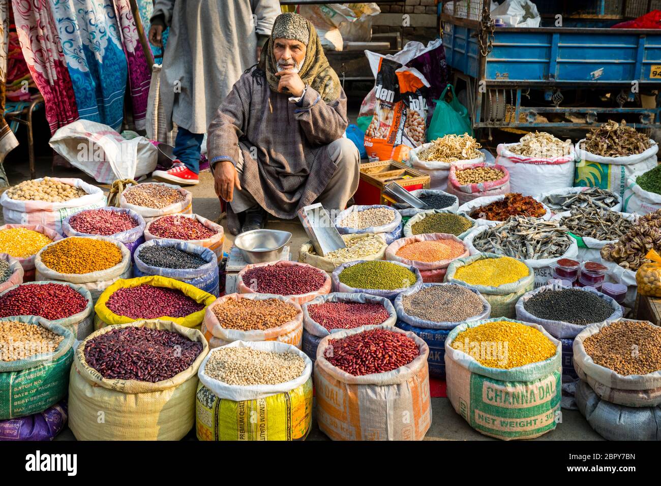 Un commerciante di Kashmiri che vende spezie in un mercato in Srinagar Foto Stock