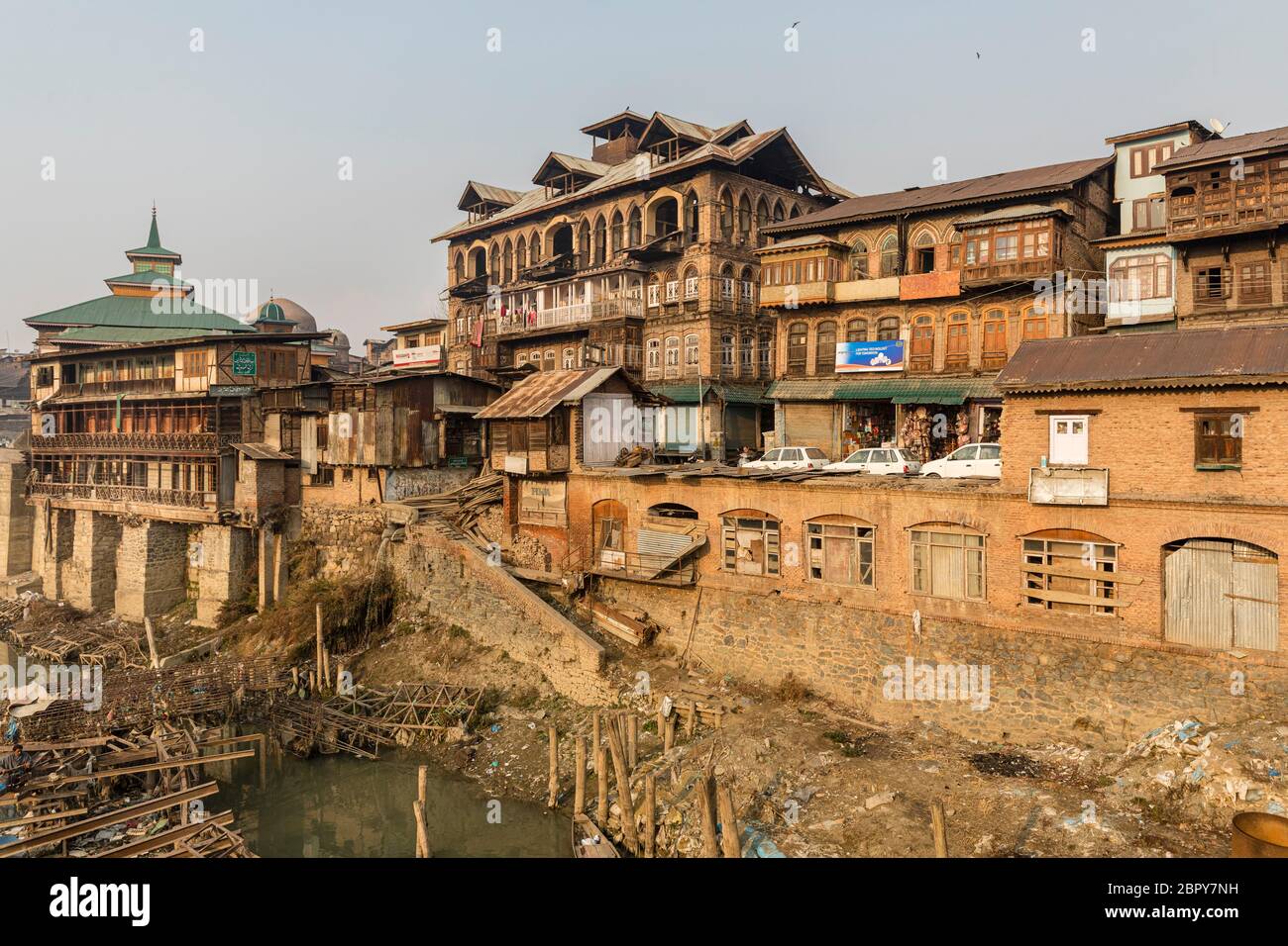 Vista di vecchie case storiche sulle rive del fiume Jhelum nella città di Srinagar in Kashmir Foto Stock