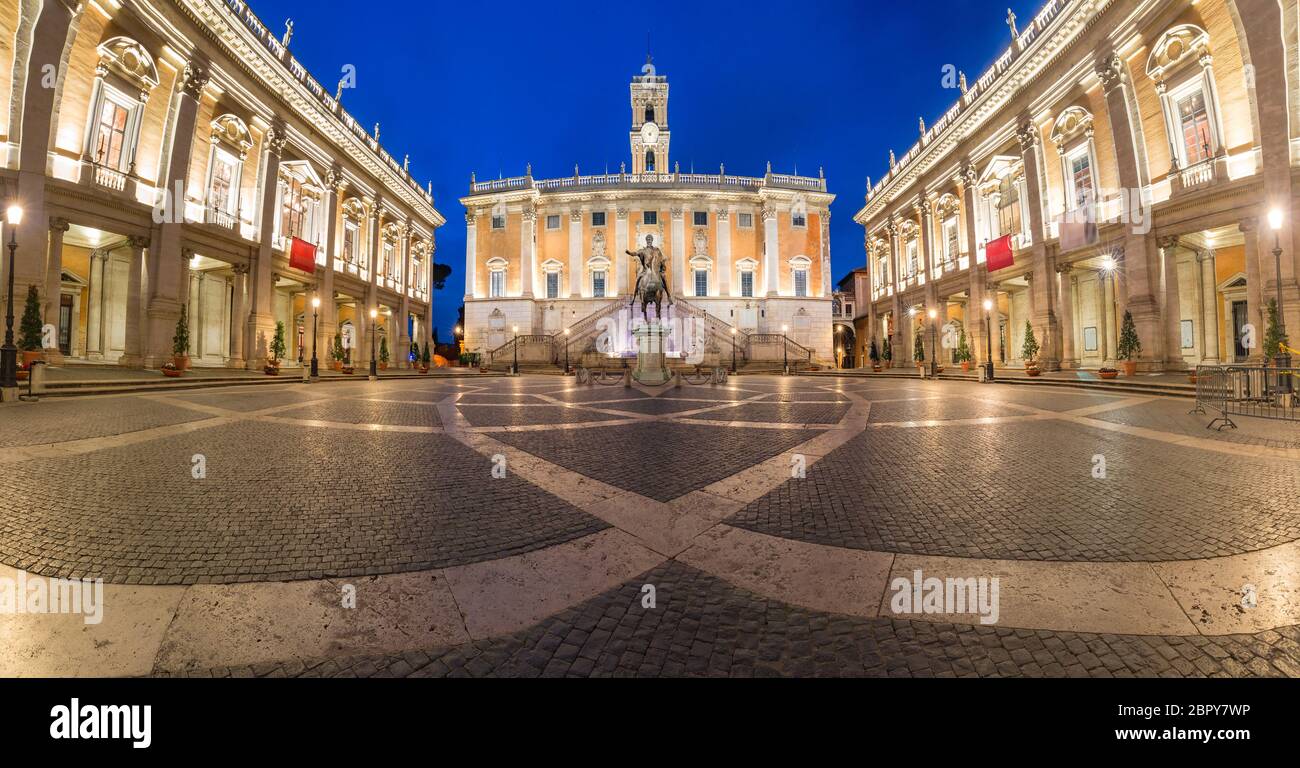 Piazza del Campidoglio sulla sommità del colle capitolino con la facciata del Palazzo Senatoriale e la statua equestre di Marco Aurelio di notte, Roma, Ita Foto Stock