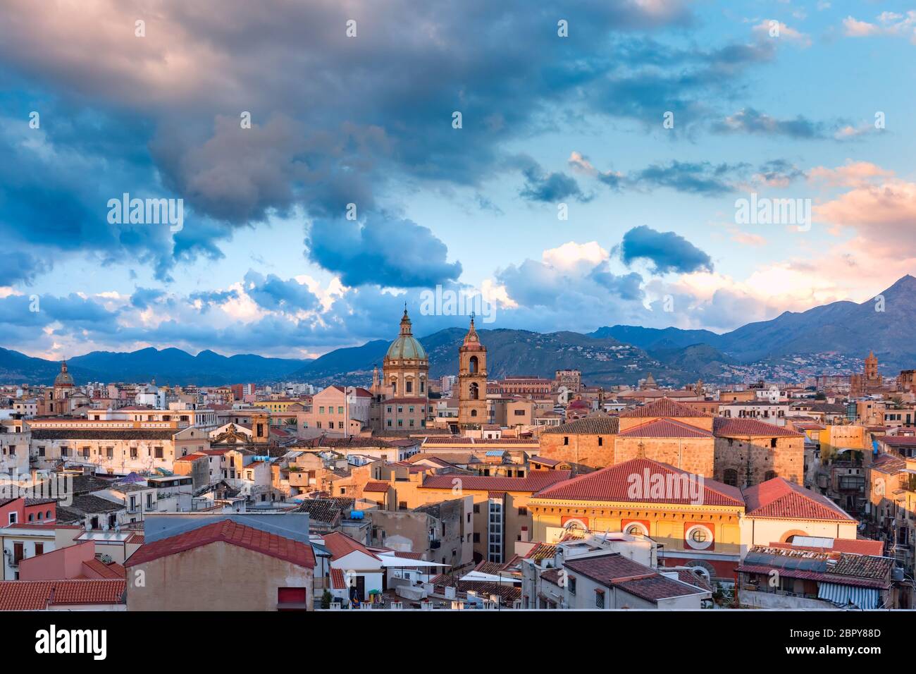 Bellissima vista panoramica vista aerea di Palermo con la Chiesa del Gesu e la chiesa del Carmine di sunrise, Sicilia, Italia Foto Stock