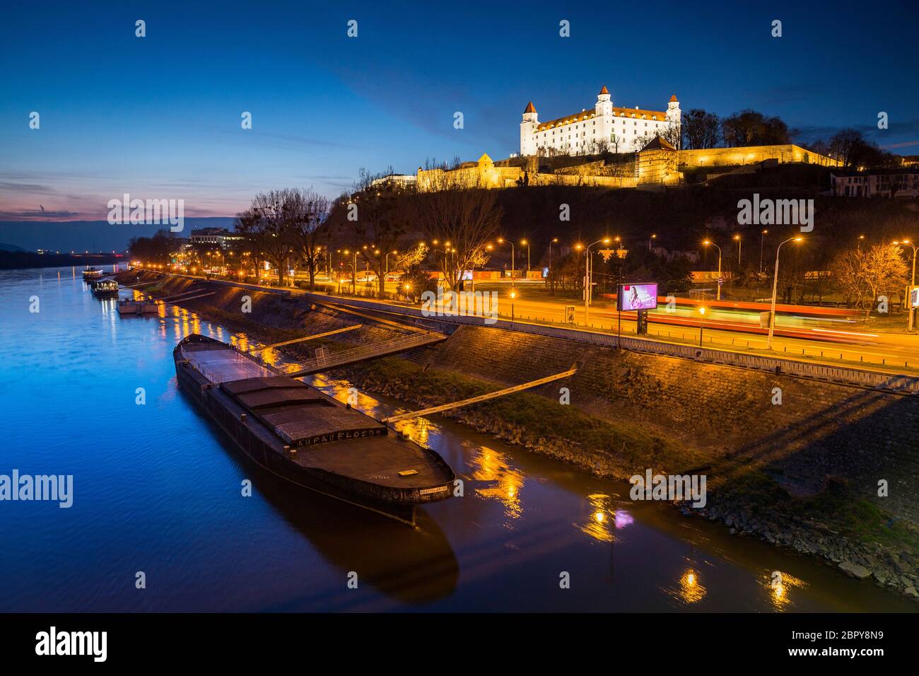 Castello di Bratislava di notte in Slovacchia Foto Stock