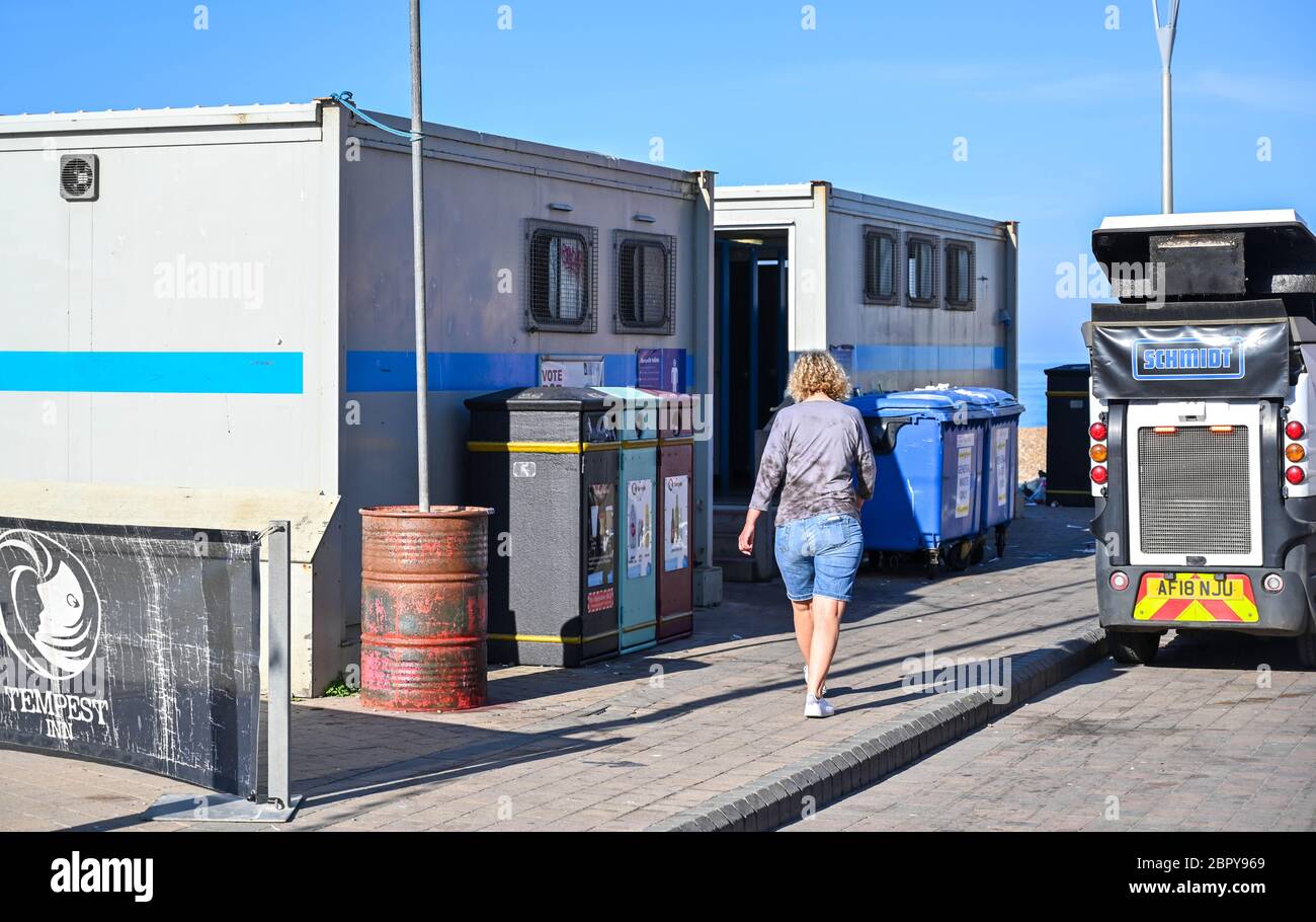 Brighton UK 20 maggio 2020 - i servizi igienici pubblici temporanei sono aperti lungo il lungomare di Brighton oggi in una giornata di sole con le previsioni di temperature per raggiungere gli alti 20 in alcune parti della Gran Bretagna oggi durante la crisi pandemica di Coronavirus COVID-19 . Credit: Simon Dack / Alamy Live News Foto Stock