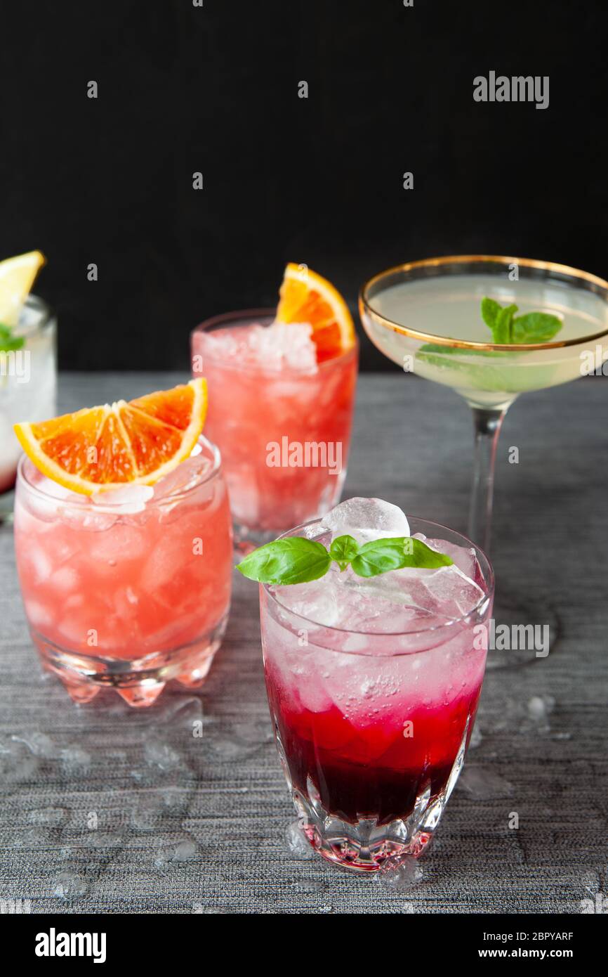 Varietà di cocktail colorati e longdrinks su ghiaccio Foto Stock