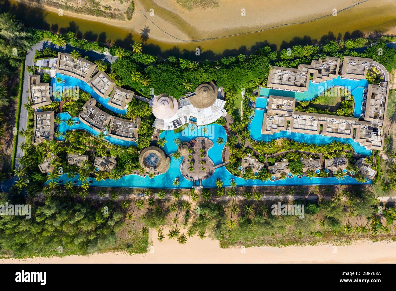 KHAO LAK, THAILANDIA - APRILE 19 2020: Vista aerea di un hotel chiuso e di una spiaggia tropicale deserta in una delle principali aree turistiche. Il Coronavirus blocchi e. Foto Stock