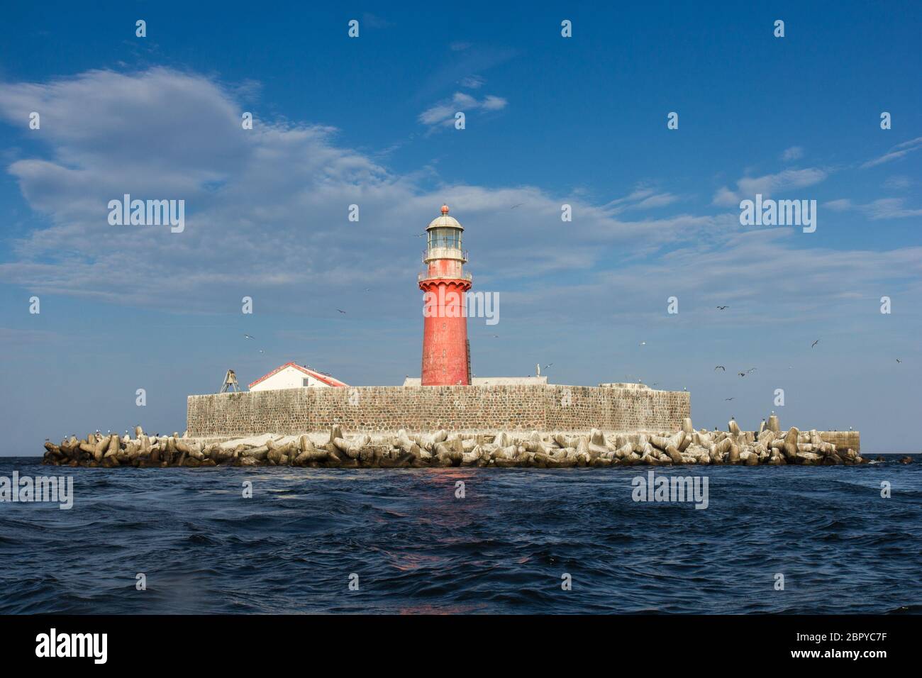 Il Kolka faro è su un isola artificiale in sei chilometri da Kolkasrags. Foto Stock