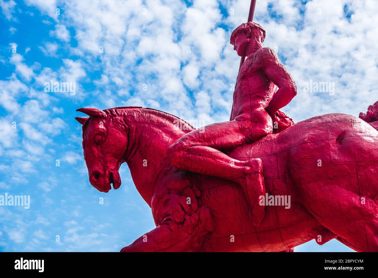 Cavaliere rosso e cavallo con sfondo cielo al Museo del Labirinto Masone di Fontanellato - Parma - Italia Foto Stock
