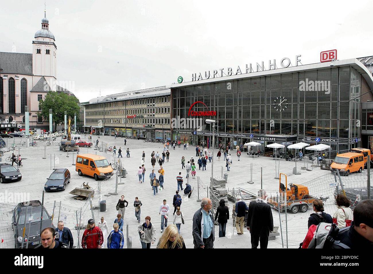 Köln - Impressionen - Der Kölner Hauptbahnhof mit Bahnhofsvorplatz und neuer Beleuchtung - eine Reihe von 9 Lichtsteelen. Foto Stock