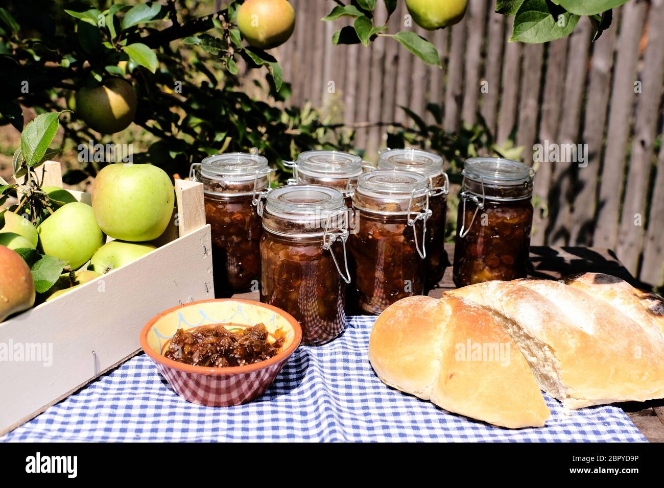 Chutney di mele fatto in casa e pane fatto in casa Foto Stock