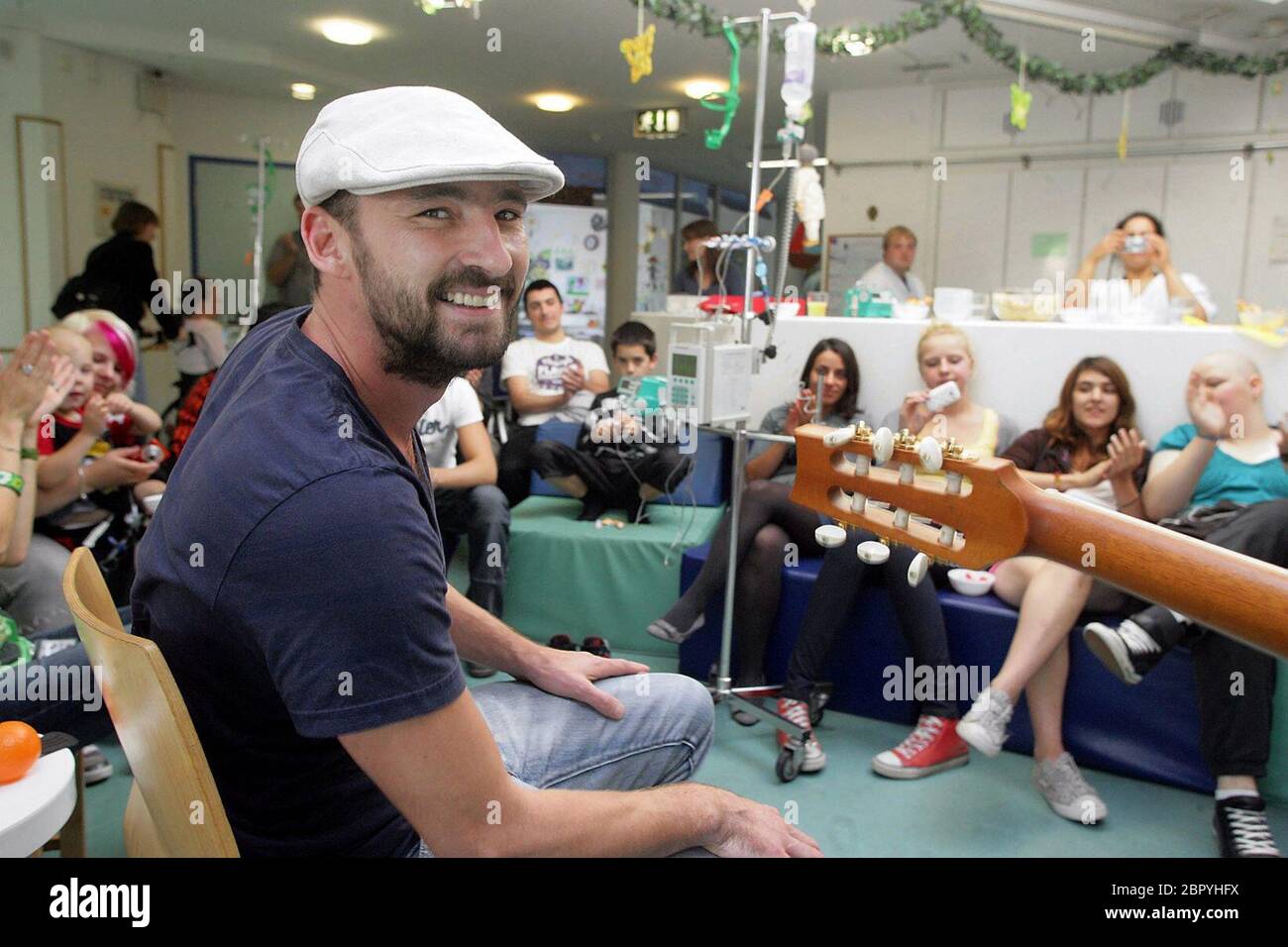 Gentleman (Musiker) - Der deutsche Reggae Musiker Gentleman (bürgerlich: Tilmann otto) besucht die Onkologie Station der Uniklinik Köln. Foto Stock