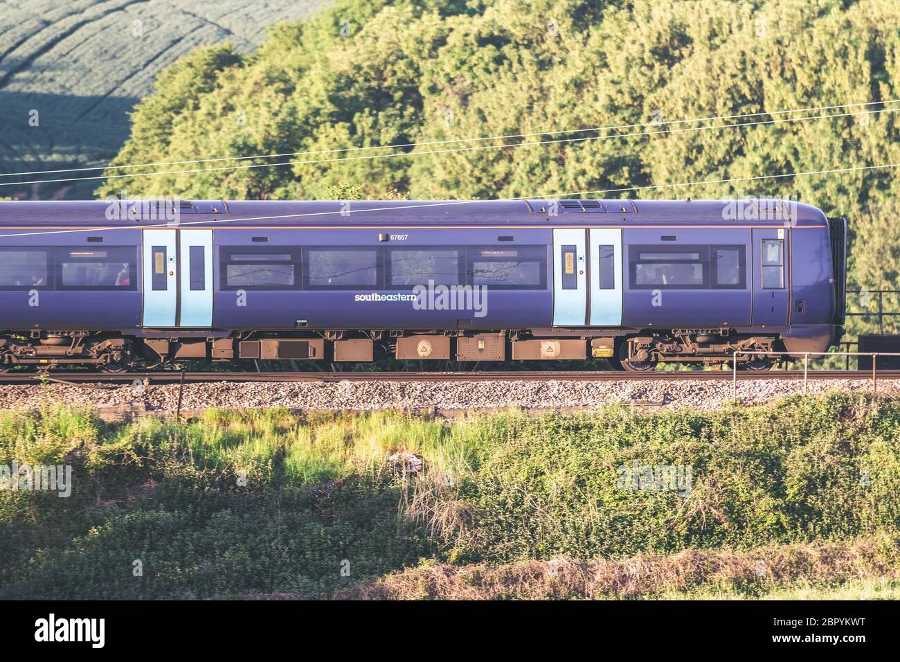 Treno Sud Est che passa attraverso la campagna a Cobham in Kent. REGNO UNITO Foto Stock