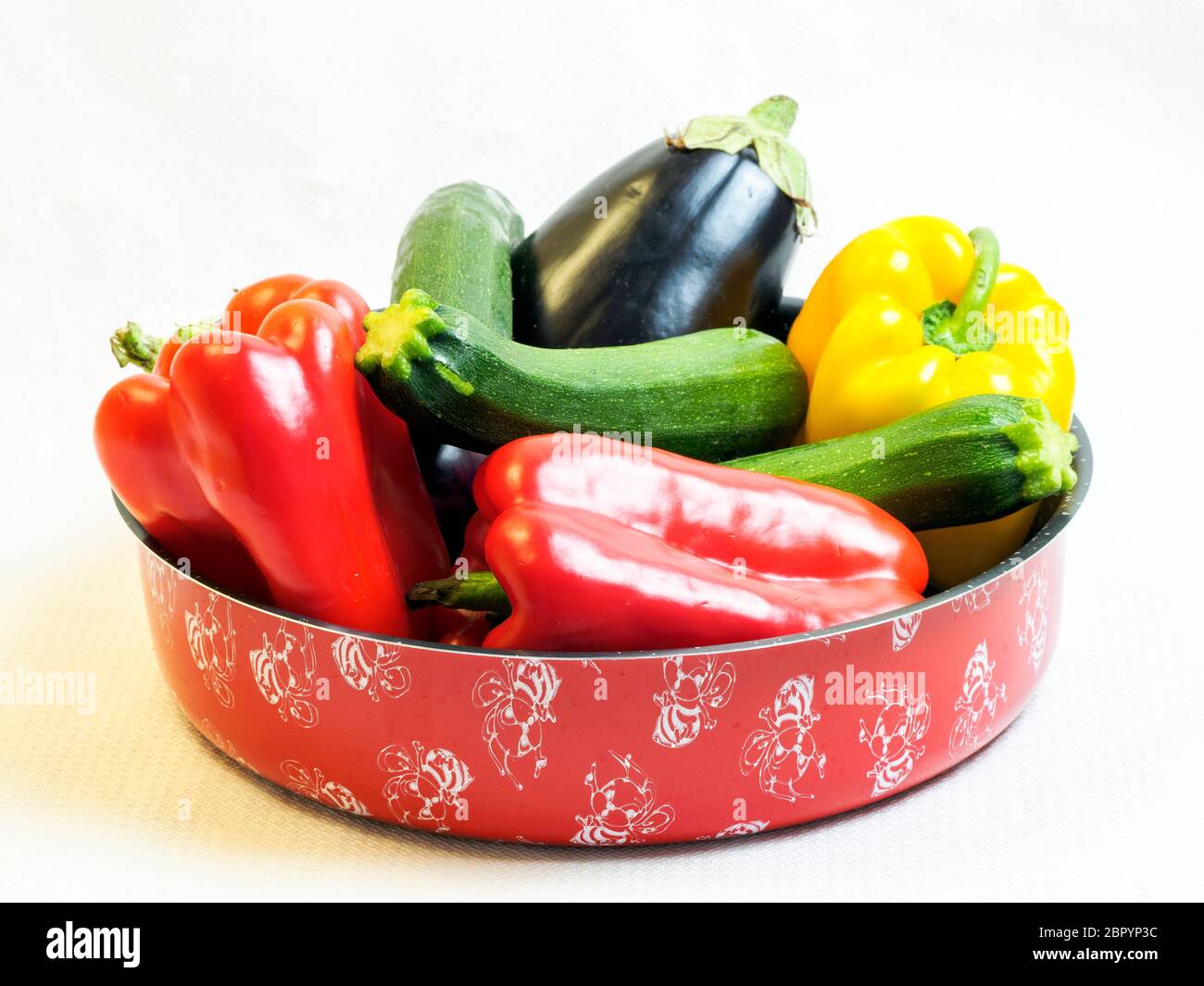 Melanzane, peperoni e zucchine in una teglia da forno Foto Stock