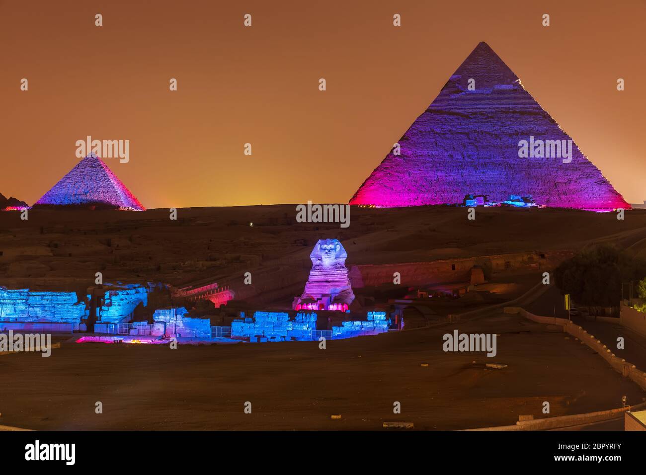 Le Piramidi e la Sfinge nella notte, luci di Giza in Egitto. Foto Stock