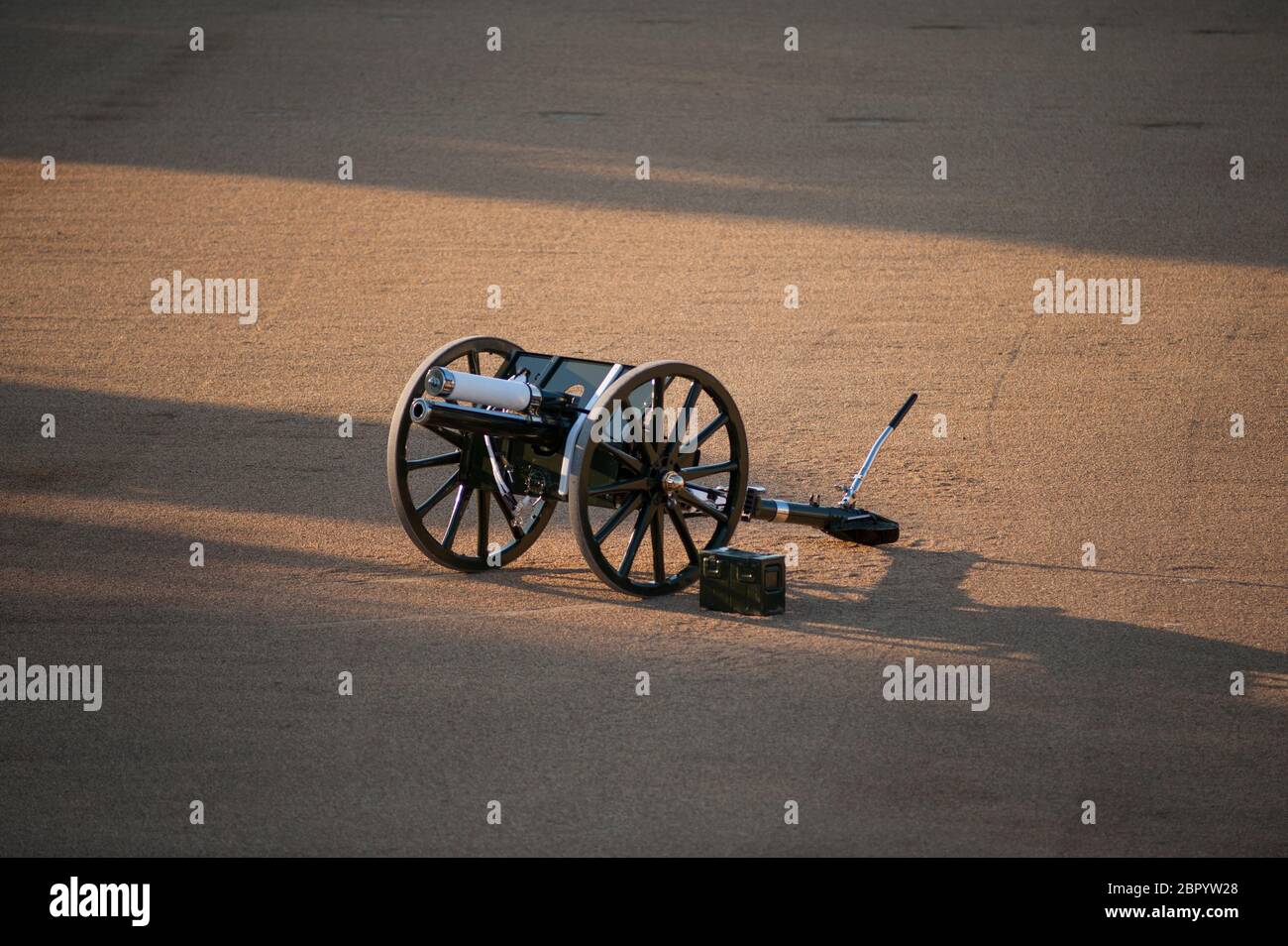 11 giugno 2015, Londra, Regno Unito. Una pistola di campo dei re truppa reale artiglieria di Cavallo sulla Parata delle Guardie a Cavallo durante il ritiro di battitura Foto Stock