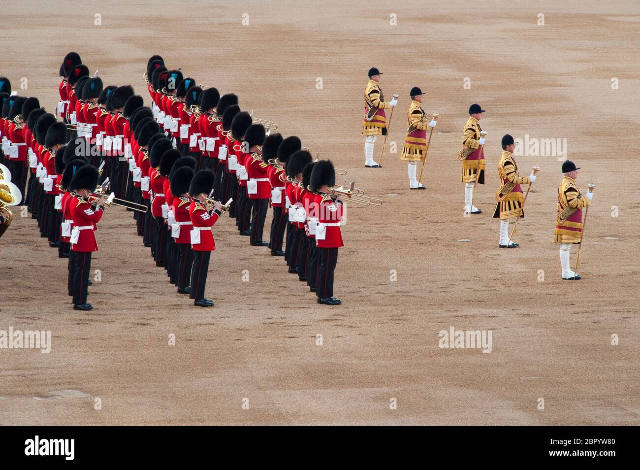 11 Giugno 2015. La band Massed Guards si esibisce durante la Horse Guards Parade durante l'esibizione serale di batting Retreat, un evento annuale della British Army Household Division di fronte a un pubblico. Foto Stock