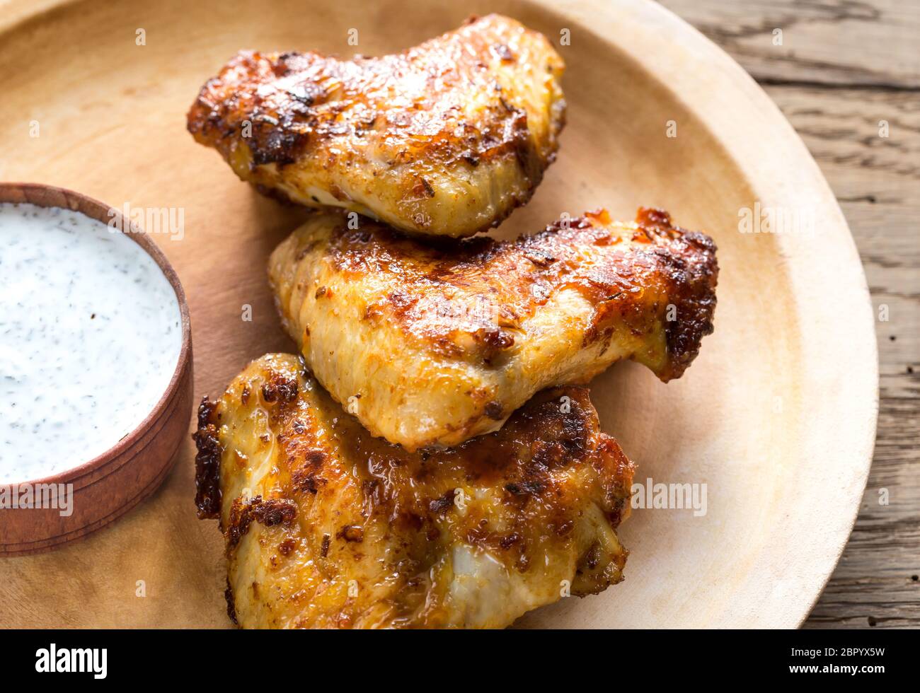 Alette di pollo fritte con salsa Foto Stock