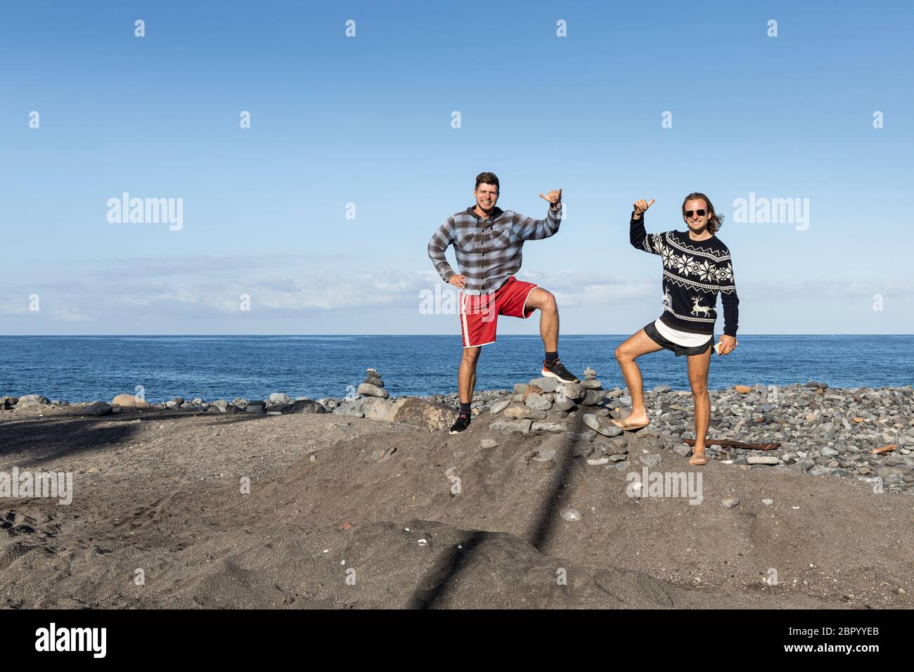 Due giovani uomini posa sulla spiaggia durante la fase uno di de-escalation del Covid 19, coronavirus, stato di emergenza, Playa Beril, Costa Adeje, Tenerife Foto Stock