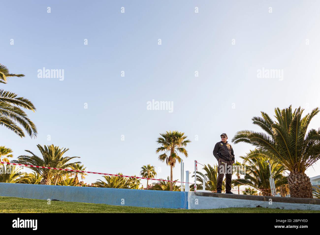 Guardia di sicurezza in servizio presso l'hotel RIU durante la fase uno della deescalation del Covid 19, coronavirus, Stato di emergenza, Playa Beril, Costa Adeje, Foto Stock