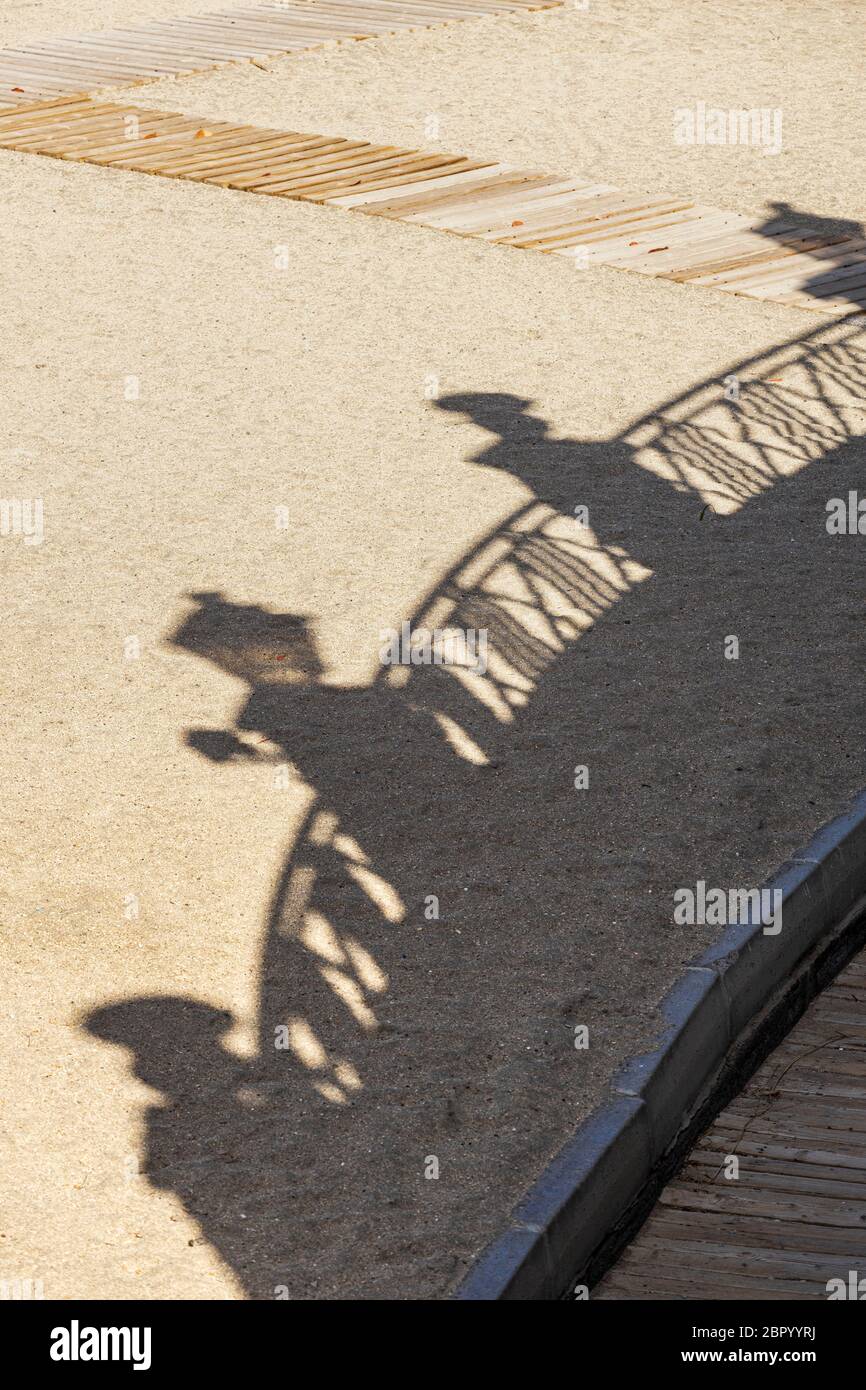 Ombra della balaustra della passeggiata sulla spiaggia di Playa del Duque durante la fase uno di de-escalation del Covid 19, coronavirus, stato di emergere Foto Stock