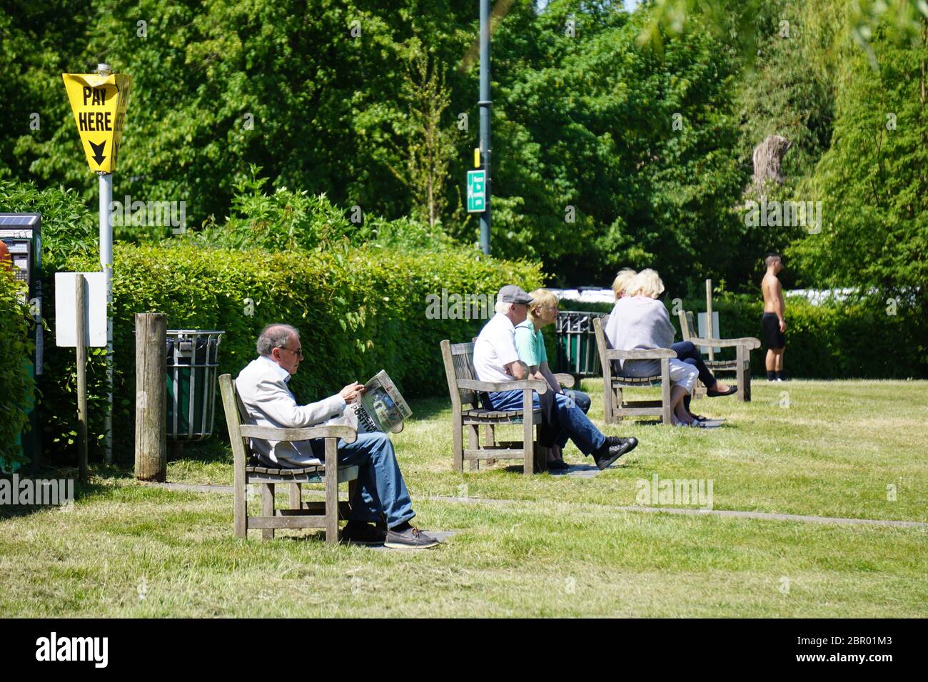 Henley-on-Thames, Regno Unito. 20 Maggio 2020. Coppie e famiglie si godono la giornata gloriosa mentre osservano le regole di allontanamento sociale durante la pandemia di Corona blocco. Credit: Uwe Deffner/Alamy Live News Foto Stock