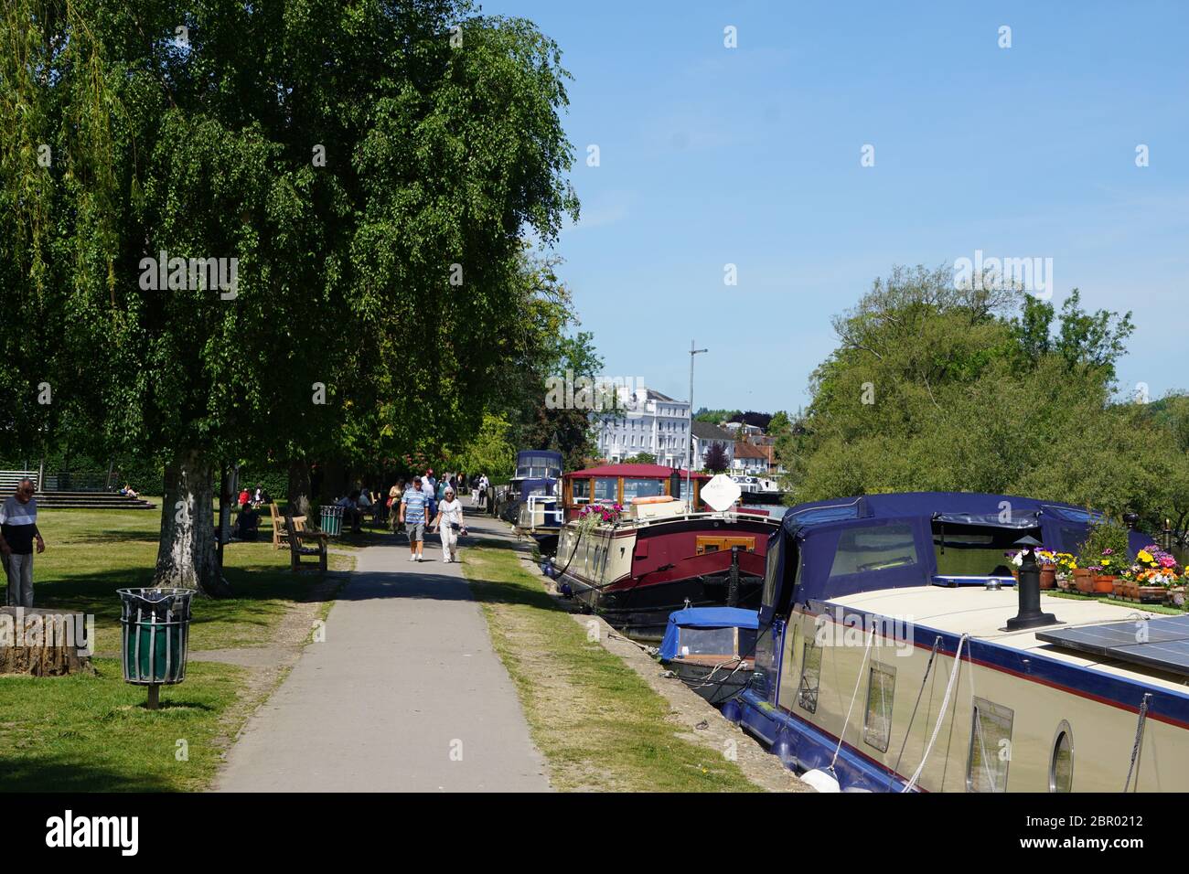 Henley-on-Thames, Regno Unito. 20 Maggio 2020. Coppie e famiglie si godono la giornata gloriosa mentre osservano le regole di allontanamento sociale durante la pandemia di Corona blocco. Credit: Uwe Deffner/Alamy Live News Foto Stock