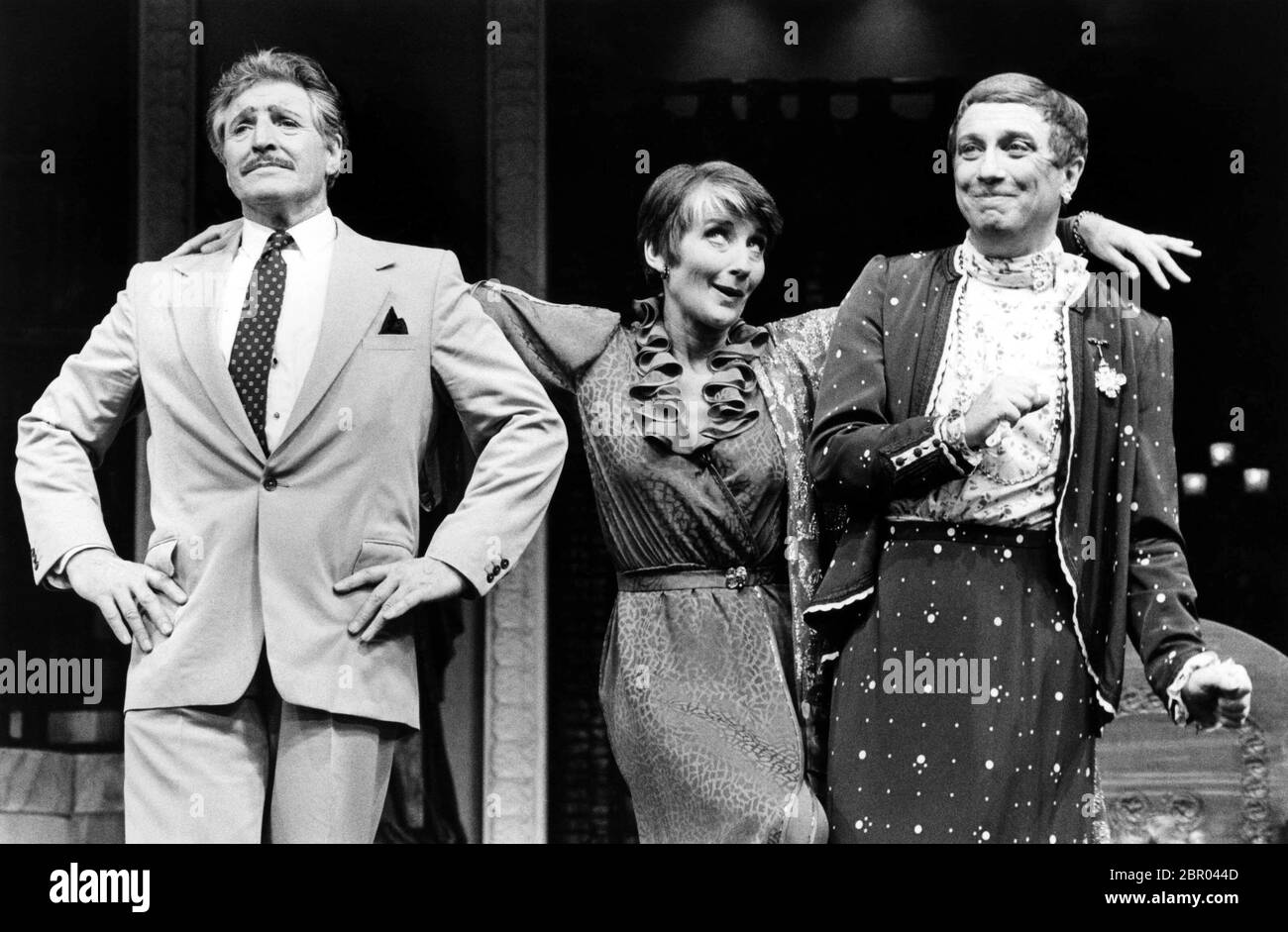 l-r: Denis Quilley (Georges), Phyllida Law (Jacqueline), George Hearn (Albin) in LA CAGE AUX FOLLES al London Palladium 07/05/1986 musica: Jerry Herman libro: Harvey Fierstein basato sulla commedia di Jean Poiret regista: Arthur Laurents Foto Stock