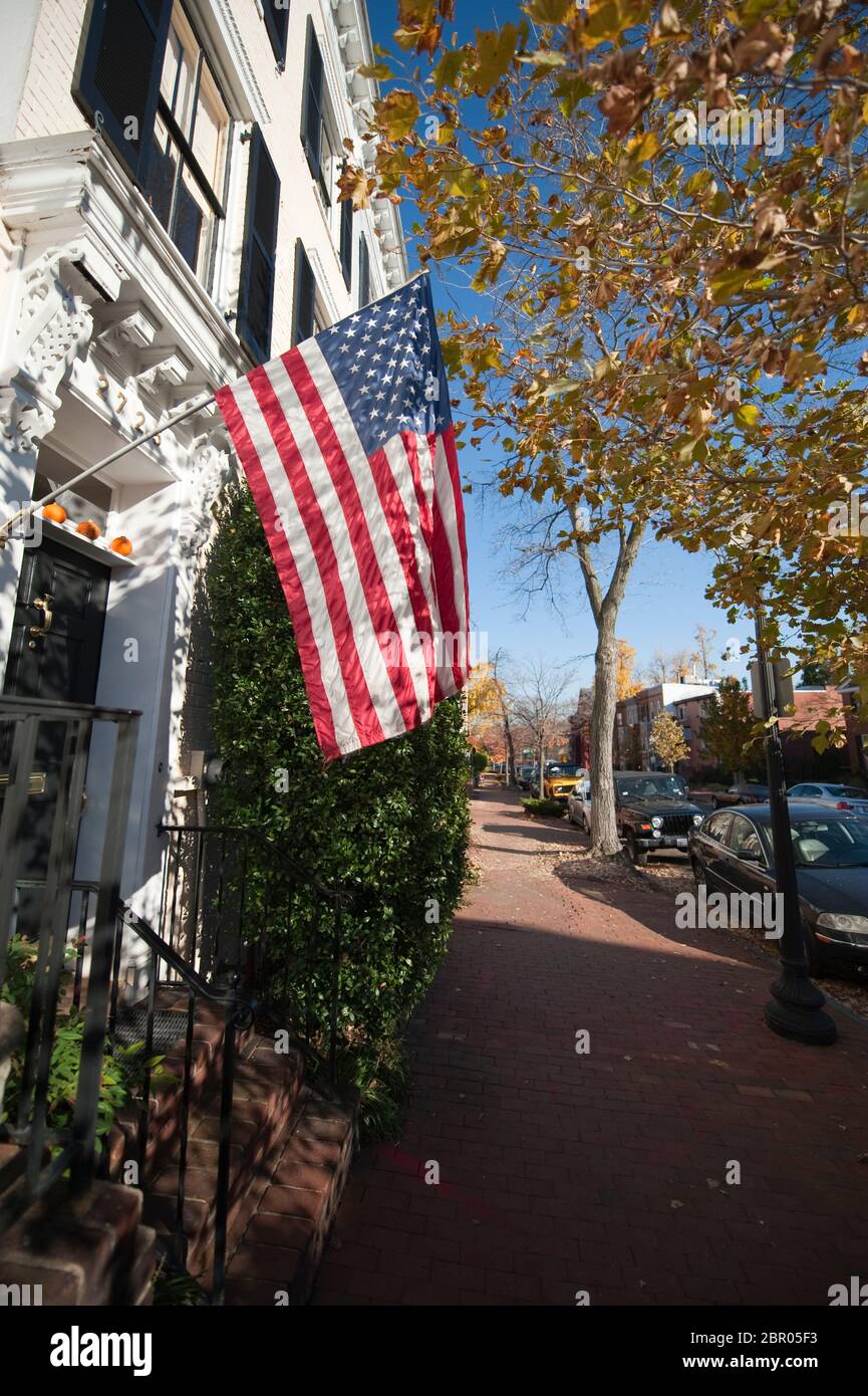 Affascinante facciata di vecchia casa con zucche halloween e stelle e bandiera strisce nel quartiere storico di Georgetown, Washington DC, USA Foto Stock