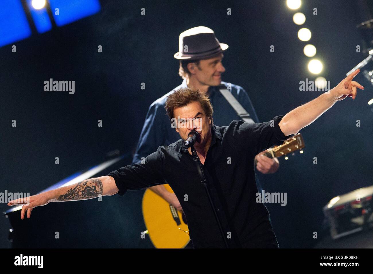 Bochum, Germania. 05 dicembre 2019. Campino e la Tote Hosen si esibiscono alla presentazione della Corona 1live nella Jahrhunderthalle. Il Tote Hosen ha completamente annullato il loro tour "Everything without Electricity". Nel frattempo è chiaro che il fare il tour 2021 fallirà per ragioni organizzative, la band annunciata a Düsseldorf il 20.05.2020. Credit: Rolf Vennenbernd/dpa/Alamy Live News Foto Stock