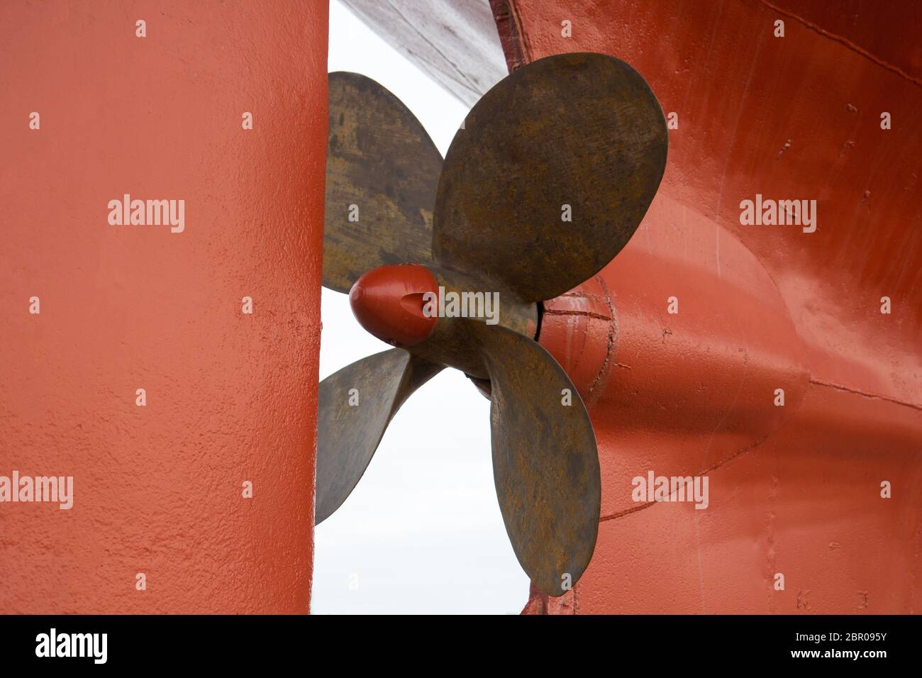 Un rosso ruggine barca da pesca elica nel dock Foto Stock