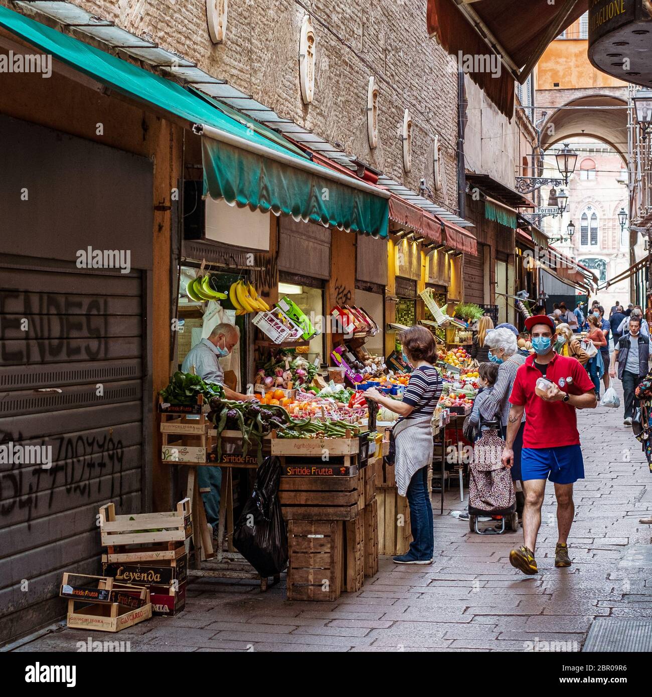05-18-2020 Bologna, Emilia Romagna, Italia. Shopping giornaliero al momento del coronavirus nel centro della città. Foto Stock