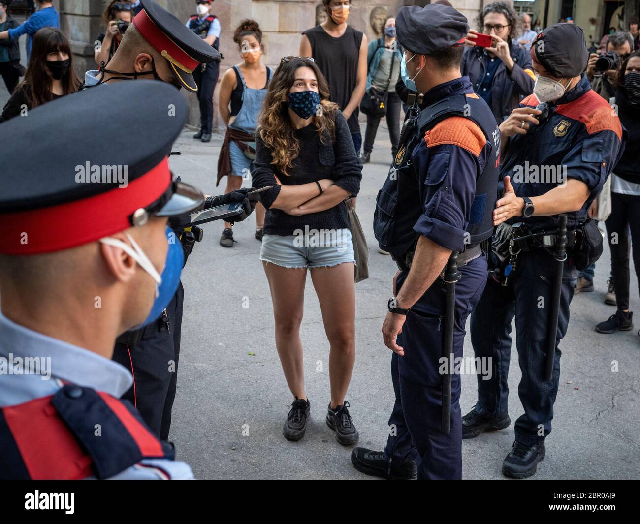 Prima protesta a Barcellona con momenti di tensione con la polizia. C'era un detenuto e molti identificati dalla polizia (Mossos d'Esquadra) 'l'He Foto Stock