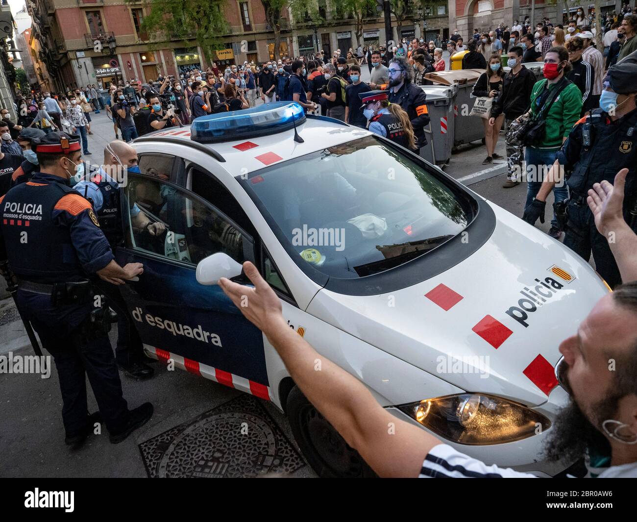 Prima protesta a Barcellona con momenti di tensione con la polizia. C'era un detenuto e molti identificati dalla polizia (Mossos d'Esquadra) 'l'He Foto Stock