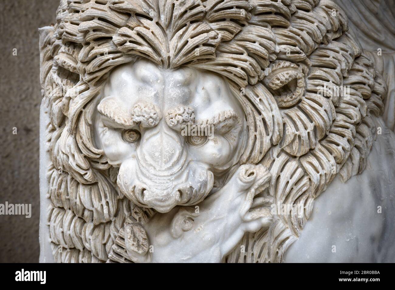 Un'antica scultura testa leone a Roma Foto Stock